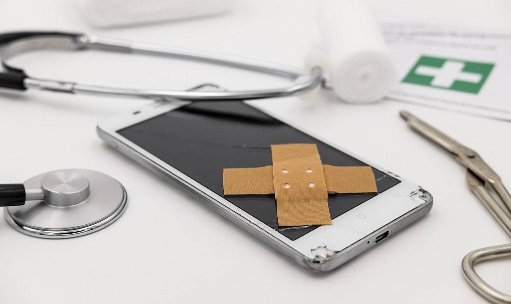 Ecran de mobile cassé : réparer ou remplacer ?